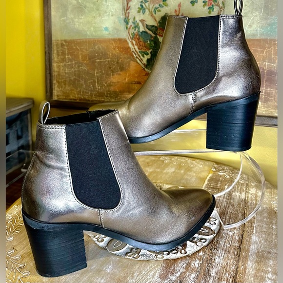 EUC Madden Girl “Barbie” Metallic Silver/Pewter Ankle Faux Leather Boot. Size 7 - Picture 3 of 7